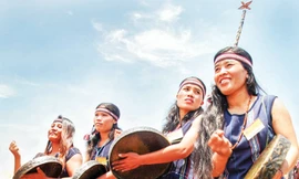 Ðội chiêng nữ.