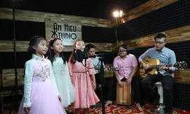 Các bé ở CLB Sao tuổi thơ thu âm cho Sing Channel.