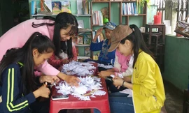 Các em nhỏ trong lớp học tình nguyện giúp Cẩm Tú chuẩn bị cho chương trình Đông yêu thương.