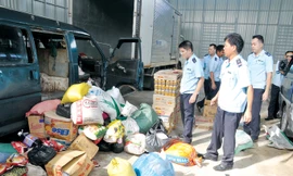 Lực lượng hải quan kiểm tra hàng lậu. Ảnh: Tuấn Nguyễn.