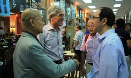 Các đại biểu thảo luận tại buổi gặp gỡ đầu xuân.