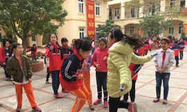 Học sinh Trường Tiểu học Nam Trung Yên vui chơi trong sân trường ngày 22/2. Ảnh: Nguyễn Hà.