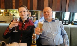 Cựu điệp viên Nga Sergei Skripal (66 tuổi) và con gái Yulia (33 tuổi) tại nhà hàng Zizzi ở thành phố Salisbury - nguồn cơn của vụ 24 nước đồng loạt trục xuất các nhà ngoại giao Nga. Ảnh: The Sun.