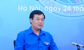 Bí thư thứ nhất T.Ư Đoàn Lê Quốc Phong trao đổi với đoàn viên thanh niên Việt Nam trong và ngoài nước. Ảnh: Xuân Tùng.