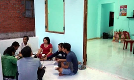 Bữa cơm đầu tiên của gia đình ông Huỳnh Văn Nén ở căn nhà mới.