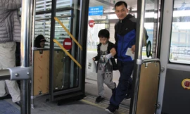 Người dân Hà Nội trải nghiệm xe buýt nhanh BRT.