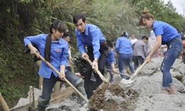 Nhiều km đường được xây dựng mới, tu sửa trong Tháng Thanh niên 2017. Ảnh: Xuân Tùng.