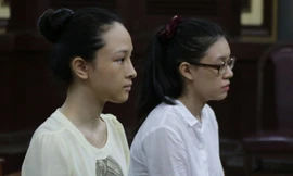 Hoa hậu Trương Hồ Phương Nga (bên trái) và bà Nguyễn Đức Thùy Dung tại phiên tòa. Ảnh: Tân Châu.