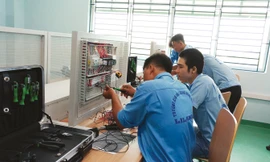 Chỉ thị số 10 của Bộ Chính trị đặt mục tiêu: “Phấn đấu đến 2020, có 30% số học sinh trung học phổ thông (THPT) đi học nghề”. Ảnh: Nguyễn Dũng.