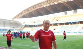 HLV Park Hang Seo và các học trò thăm sân thi đấu chính thức của ÐT tại Tây Java. Ảnh: HỮU PHẠM.