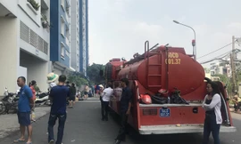 Xe cứu hỏa đến hiện trường vụ cháy. Ảnh: N.B.