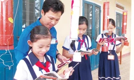 Những cuốn sách được “giấu” một cách bí ẩn trong ống nhựa. Ảnh: Nguyễn Trang.