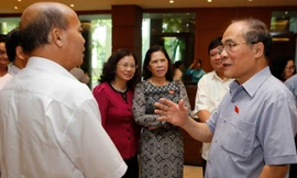 Chủ tịch Nguyễn Sinh Hùng trao đổi với các đại biểu trong giờ giải lao.