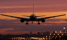 Máy bay trong đêm. Ảnh: Hồng Vĩnh.