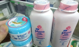 Phấn rôm Baby Powder của Johnson & Johnson đang khiến nhiều phụ huynh Việt Nam lo lắng. Ảnh: Như Ý.