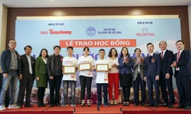 Trao học bổng cho sinh viên nghèo huyện Nam Sách (Hải Dương).