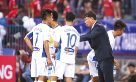 HLV Chung Hae - soung gặp nhiều khó khăn cùng HAGL ở giai đoạn đầu Nuti Cafe V-League 2018. Ảnh: VSI.