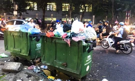 Khổ sở với những thùng rác 'chình ình' giữa phố