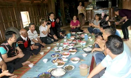 Nữ chủ nhà luôn ngồi ở vị trí đầu mâm cơm.