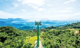 Ðể có tuyến cáp vượt qua những con thác như thế này, các công nhân kỹ sư đã vô cùng vất vả. Ảnh: Nam Cường.