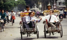 Doanh nhân nước ngoài trên đường phố Hà Nội, 1994. Ảnh: Catherine Karnow.