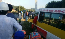 Chiếc xe buýt bị đối tượng Giáp cướp vô lăng chạy loạn xạ trên đường. Ảnh: T.D.