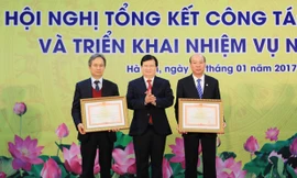 Phó Thủ tướng Trịnh Đình Dũng trao tặng Bằng khen của Thủ tướng cho Tập đoàn Than - Khoáng sản Việt Nam và cá nhân ông Lê Minh Chuẩn (bên phải), Chủ tịch Hội đồng thành viên TKV. Ảnh: Trọng Đạt - TTXVN.