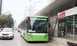 BRT lăn bánh trên đường.