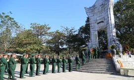 Viếng anh hùng, liệt sĩ tại Nghĩa trang Liệt sĩ Trường Sơn. Ảnh: Trường Sơn.