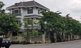 Dãy nhà được cho là của một số quan chức tỉnh Lào Cai. Ảnh: Hồng Vĩnh.