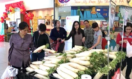 Củ cải trắng được siêu thị Lotte Mark bán ủng hộ bà con nông dân. Ảnh: PV.