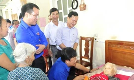 Anh Lê Quốc Phong, Bí thư thứ nhất T.Ư Ðoàn thăm hỏi, tặng quà Mẹ Việt Nam anh hùng Lê Thị Em ở xã Thạch Hà, huyện Thạch Hà (Hà Tĩnh). Ảnh: Ðông Hà.
