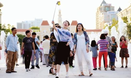 Người dân vui chơi trên khu phố đi bộ Nguyễn Huệ tại trung tâm TPHCM. Ảnh: Huy Thịnh.