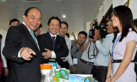 Thủ tướng Nguyễn Xuân Phúc tham quan sản phẩm của Hậu Giang. Ảnh: Hòa Hội.