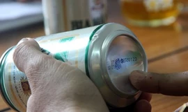 Lon bia không nhìn thấy thời hạn được xác định lỗi do máy in phun. Ảnh: Vnexpress