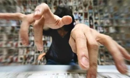 Vì những phát xét lạnh lùng, cay nghiệt của “anh hùng bàn phím”, có người đã phải tìm đến cái chết. Ảnh: Xuân Tùng.
