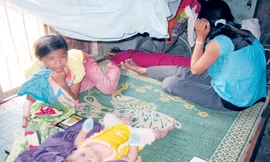 Một bà mẹ lấy chồng từ lúc 15 tuổi, bên đứa con gái mới sinh.