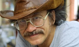 Mũ phớt là vật bất ly thân làm nên hình ảnh Nguyễn Cường. Ảnh: Nguyễn Đình Toán.