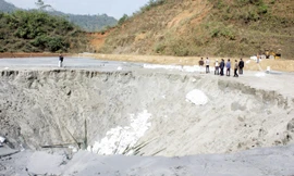 Khắc phục sự cố tràn bùn thải ở hồ thải Công ty TNHH CKC (Bảo Lâm, Cao Bằng). Ảnh: Quốc Đạt.