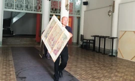 Ông Vũ Xuân Chung khuân số tranh bị kết luận là giả về. Ảnh: Minh Hạnh.