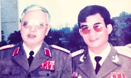 Tác giả với Thượng tướng Ðặng Vũ Hiệp.