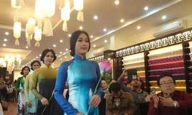 Trình diễn thời trang tơ lụa. Ảnh: Trí Quân.