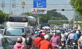 Cửa ngõ vào sân bay Tân Sơn Nhất liên tục kẹt xe kinh hoàng. Ảnh: Ngô Bình.