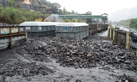 Các toa chở than bị chôn cứng tại chỗ, vì đất đá sạt lở vùi lấp cả tuyến đường. Ảnh: Vietnamnet 