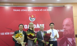 Bí thư T.Ư Đoàn Nguyễn Ngọc Lương (ngoài cùng bên phải) tặng hoa cho các khách mời tham dự buổi tọa đàm. Ảnh: L.T.