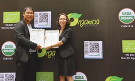 “Cô gái hữu cơ” Phạm Phương Thảo (bên phải) trong ngày được cấp chứng nhận organic theo tiêu chuẩn quốc tế.