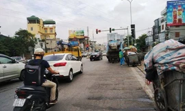 Bãi trung chuyển rác giữa nút giao Minh Khai và đê Nguyễn Khoái (quận Hai Bà Trưng – Hà Nội) hoạt động đúng giờ cao điểm