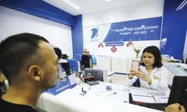 Khách hàng chụp ảnh chân dung tại địa điểm giao dịch của một nhà mạng. Ảnh: Như Ý.