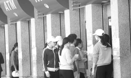 Công nhân rút tiền tại Khu chế xuất Tân Thuận (TPHCM). Ảnh: L.N.