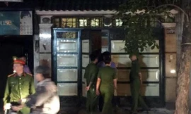 Công an khám xét nhà ông Phan Hữu Tuấn. Ảnh: Nguyễn Hoàn.